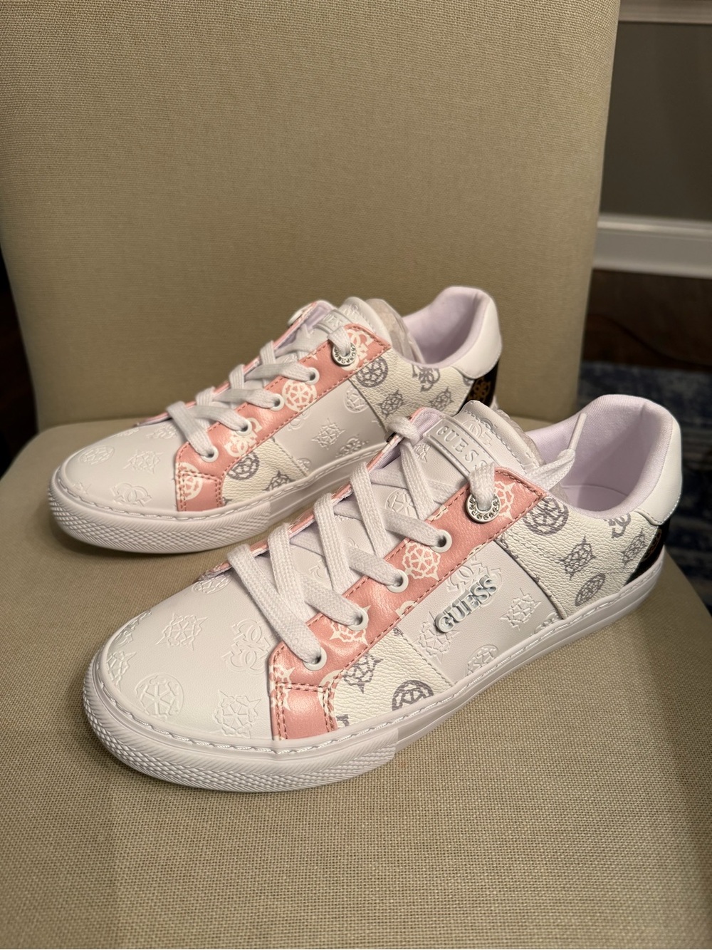 NWT GUESS Loven 3 White Sneakers light Pink Accent Logo Print Womens 9